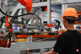 中国官方最新数据显示，7月工业生产者出厂价格指数（PPI）连续四个月加速上涨后，涨幅回落至3.5% 。图为河北省安平县丝网集团共享智造中试工厂的工作人员在监测机械臂运输情况。 （新华社）