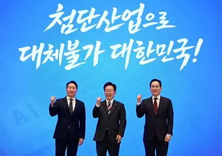 李在明（中）6月底宣布「三大躍進計畫」和三星電子和SK集團會長合影。（歐新社）