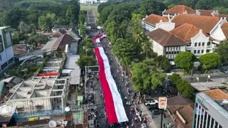 约3500人周日在西爪哇省茂物市参加游行，展示一面500公尺长的印尼国旗。这是即将到来的印尼第81个独立日（8月17日）庆祝活动的一部分。（图取自法新社）