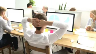 科技巨头高层坚称，AI最终能减少人们的工时，然而科技业员工表示其工时反而增加，最忙碌时甚至每周工作逾90小时。（图取自网络示意图）
