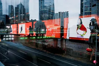中国股市经历大幅回调后，多家券商据报正加强新开户的审查。图为摄于今年3月上海陆家嘴金融区的股市指数显示屏。 （路透社）