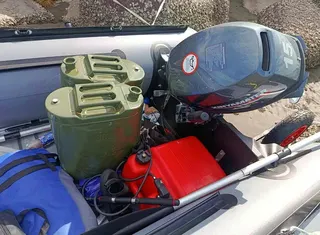 橡皮艇只靠15匹馬力船外機，僅帶2、3桶燃油要對抗颱風外圍環流強風大浪，幾乎不可...