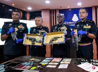 马国警方在行动中起获枪支等物证。 （马新社）