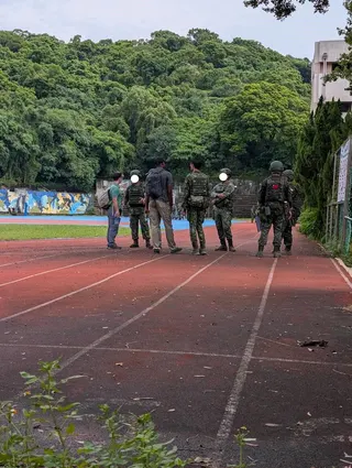 進駐三民國中的台北旅部隊也可見到「美語老師」身影。(圖/宋玉寧攝)