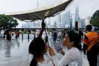 周日，台风“白海豚”到来前，上海风力增强。