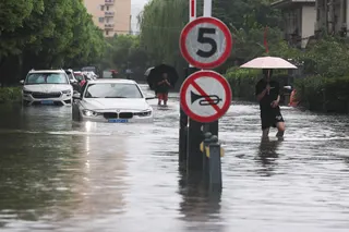 台风“白海豚”星期一（8月10日）给中国上海带来强降雨，街道被淹。（路透社）
