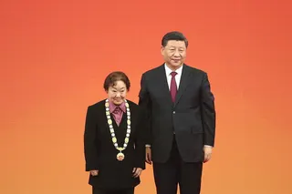 習近平向郭蘭英頒授國家榮譽稱號獎章。（中新社檔案照）