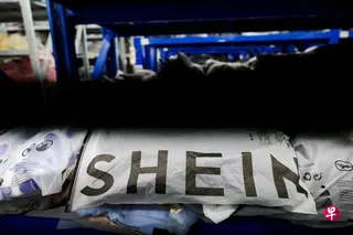 7月27日，中国广州番禺区一家为希音（Shein）生产服装的工厂内，摆放着成包的服装。 （路透社）