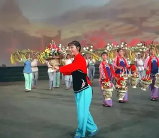 郭蘭英在音樂舞蹈史詩劇《東方紅》中演唱〈南泥灣〉。（圖／翻攝央視新聞）