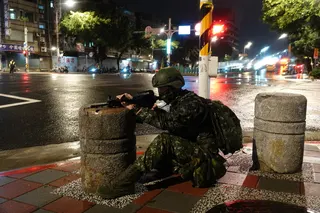 宪后旅步3营8月10日在台北市民权大桥旁警戒，模拟防止解放军经由民权东路意图通过民权大桥。（图取自中央社）