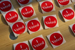 美國明尼蘇達州舉行期中選舉初選，投票所桌上擺放投票貼紙。（路透社）