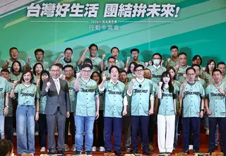 民進黨在高雄舉辦「行動中常會」，黨主席、總統賴清德（前右武）率黨中央南下，除展現...