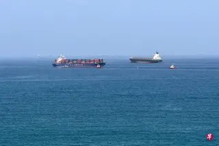 6月28日，一艘集装箱船停泊在阿曼湾霍尔法坎集装箱码头附近海域。 （法新社）