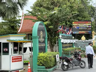 泰國暖武里府知名中學德希林暖武里學校7日發生校園槍擊事件，校門口拉起封鎖線並有警衛人員戒備。（中央社檔案照片）