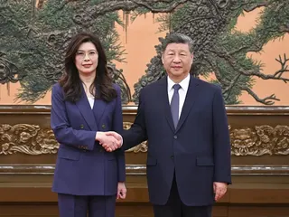 《時代》雜誌關注國民黨主席鄭麗文訪陸與中國大陸領導人習近平會面情況。（圖／新華社）
