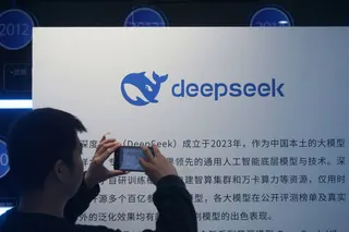 梁文锋身价暴增的核心动力源自DeepSeek在全球大模型市场的强势崛起，随著公司迎来重大资本运作重估，其持股价值呈爆发式成长。（法新社档案照）