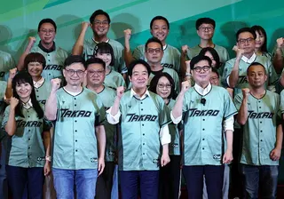 民進黨在高雄舉辦「行動中常會」，黨主席、總統賴清德（前中）率黨中央南下，除展現全...