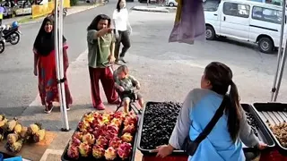 闭路电视画面显示2名女子前来挑衅后大打出手。
