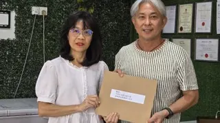 张秀福（右）移交投诉信函给黄友凤。(图取自张秀福面子书)