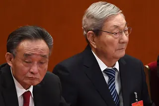 2017年10月24日，朱镕基（右）和中国前全国人大常委会委员长吴邦国在人民大会堂举行的中共十九大闭幕会上聆听讲话。（法新社）