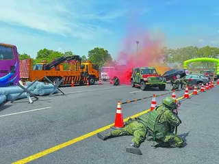 漢光演習13日演練模擬敵方進犯雪山隧道南、北口，官兵全副武裝阻絕。（吳佩蓉攝）