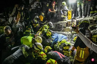 哥伦比亚地震已致约250人死亡。当地时间星期二（8月11日），重灾区佩雷拉市的消防队，从废墟中救出一名32岁女性拉戈。 （法新社）
