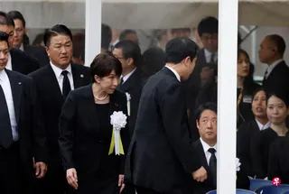 日本首相高市早苗星期天（8月9日）抵达长崎和平公园，在长崎遭原子弹爆炸81周年和平纪念仪式上为遇难者献花圈。 （路透社）