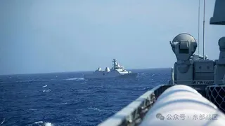 中國海軍紅河艦與印尼海軍「萊」號護衛艦開展編隊航行機動演練。(取自東部戰區微信公...