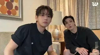 V（左）與柾國一起開直播聊近況，也聊起自己的健康狀況。翻攝Weverse
