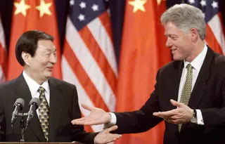 1999年4月8日，时任美国总统克林顿（右）在华盛顿特区旧行政办公楼举行的联合新闻发布会结束后，与访美的时任中国总理朱镕基（左）交流。（法新社）