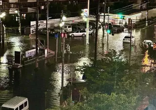日本東京近郊千葉縣因豪雨造成道路積水成災。(歐新社)