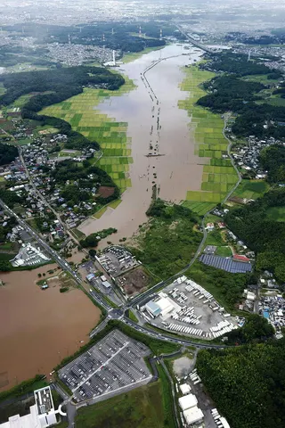 日本千葉縣佐倉市一帶14日遭洪水淹沒。（美聯社）
