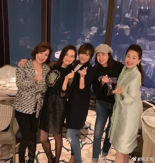 香港女星姚正菁（圖右3）曾是天王郭富城女友提及當年和郭富城分手原因。（圖／翻攝自微博 ＠YiuChingChing）