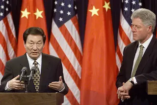1999年，朱镕基与克林顿总统。朱镕基推动中国更深入地融入了市场经济和全球贸易体系。