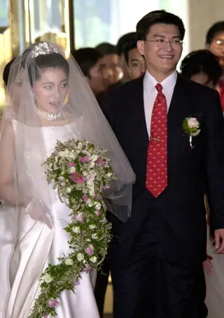 2001年9月27日，台灣總統陳水扁女兒陳幸妤（左）與骨科醫生趙建銘（右）面帶微笑地走進台北市中心一家酒店，他們將於當天晚些時候在此舉行婚禮。