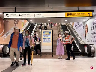 台湾北部地区星期四（8月13日）下午2时30分实施2026城镇韧性（防空）演习，台北车站内，高铁工作人员引导民众进入地下层。 （庄慧良摄）