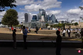 晴朗的天气和世界杯带动英国第二季度经济增长。图为8月10日，英国首都伦敦位于泰晤士河畔的金融城。 （彭博社）