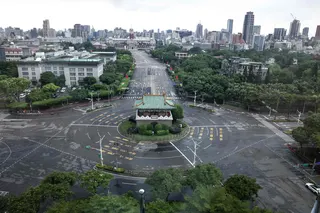 台北市等台湾七个北部县市星期四（8月13日）展开城镇韧性防空演习，台北东门街头原本有川流不息的车流，但在演习期间犹如空城。（法新社）