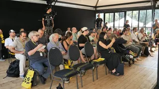 記者會現場中央停放了一台嬰兒車。翻攝YT@locarnofilmfest