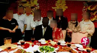 美国司法部起诉11人，指控他们在10多年间策划逾1000起假结婚，协助主要来自中国的外籍人士骗取美国绿卡。图为起诉书所附的假结婚宴会照片。 （取自美国司法部网站）