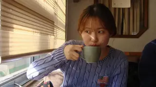 李秀敏（Soomin Yi）一邊啜飲一杯茶，一邊望向右側的窗外。