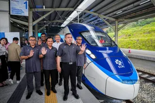 Anthony Loke (centre) during the launch of the Comprehensive Inspection Train and the start of the System Integration Test and Final Functional Review at Terminal Bersepadu Gombak. -NSTP/RAIHANA MANSOR