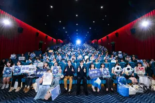 製片人松橋真三、高橋文哉比出「潔世一」背號11跟觀眾合照。（圖／甲上提供）