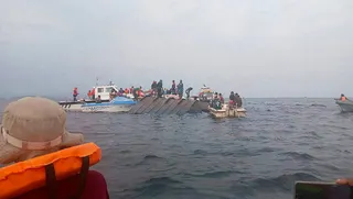 .搜救人員持續在卡瑞巴湖（Lake Kariba）尋找渡輪翻覆後的生還者。（路透...