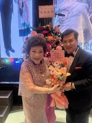 周遊手上捧的是乾女兒孝心花，後頭那束是台北市長蔣萬安送的。(記者蕭方綺攝)