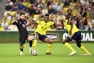 NASHVILLE, TENNESSEE - AUGUST 15: Lionel Messi #10 of Inter Miami CF is challenged by Jeisson Palacios #4 and Maxwell Woledzi #3 of Nashville SC during the MLS match between Nashville SC v Inter Miami CF at GEODIS Park on August 15, 2026 in Nashville, Tennessee. Carly Mackler/Getty Images/AFP (Photo by Carly Mackler / GETTY IMAGES NORTH AMERICA / Getty Images via AFP)