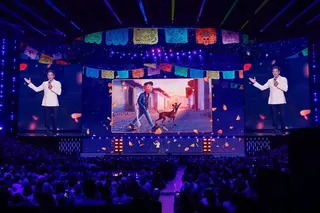 《可可夜總會》中替大反派「歌神」恩尼托德拉古司配音的班傑明布萊特（Benjamin Bratt）於D23現身。Disney提供
