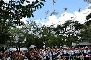 日本民众星期六（8月15日）在靖国神社放飞象征和平的鸽子，纪念二战结束81周年。 （路透社）