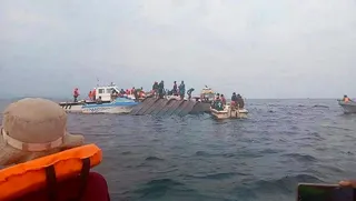 搜救人員持續在卡瑞巴湖（Lake Kariba）尋找渡輪翻覆後的生還者。（路透）