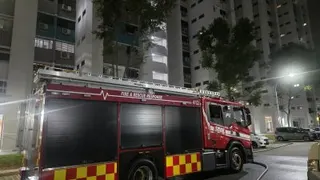 裕廊东一间组屋单位周日凌晨陷入火海，民防人员破门救火时，在浓烟弥漫的客厅发现一名男子倒地昏迷，随后当场宣告不治。（照片取自民防部队面子书）
